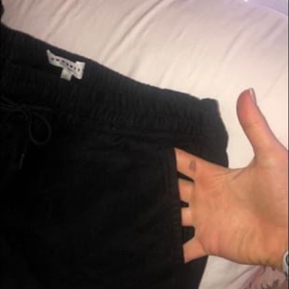 Aritzia linen COMMUNITY Shorts - Picture 3 of 3